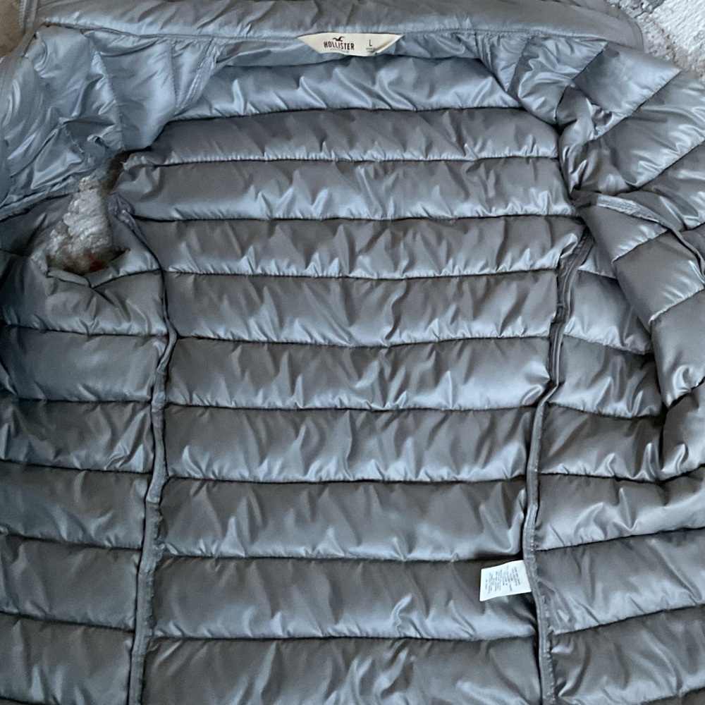 Hollister Silver Lightweights Puffer Vest - Picture 9 of 15